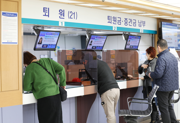 전공의 집단이탈이 시작된지 이틀째인 21일 광주 동구 조선대병원에서 환자 보호자들이 퇴원 수속을 밟고 있다. 2024.2.21 (사진=저작권자(c) 연합뉴스, 무단 전재-재배포 금지)