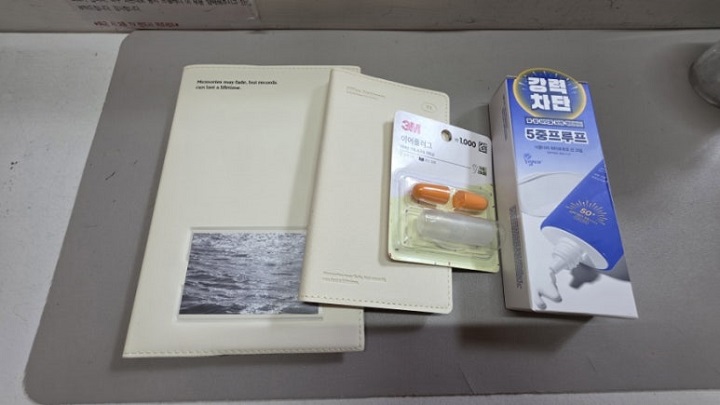 군입대 준비물들을 하나씩 준비한다. 본인 촬영