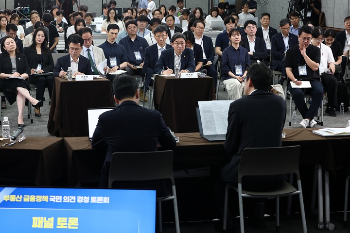 이억원 금융위원장이 15일 서울 은행회관에서 열린 부동산 금융정책 국민의견 경청 토론회에서 패널의 발언을 듣고 있다. 2026.7.15(사진=저작권자(c) 연합뉴스, 무단 전재-재배포 금지)