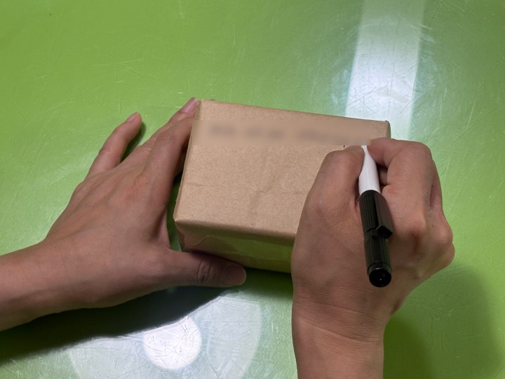 발급받은 사전접수번호 16자리를 우편물 우측 상단 표면에 적는다. (본인 촬영)