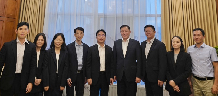 강주엽 행정중심복합도시건설청장(왼쪽에서 다섯번째)과 몽골 하르허롬시 관계자들이 행정수도 건설 협력을 위한 업무협약을 체결한 뒤 기념촬영을 하고 있다.(행복청 제공)
