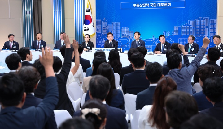 이재명 대통령이 23일 서울 여의도 KBS 별관에서 열린 부동산정책 국민 대토론회에서 발언권을 요청하는 참석자들을 바라보고 있다. 2026.7.23(ⓒ뉴스1, 무단 전재-재배포 금지)