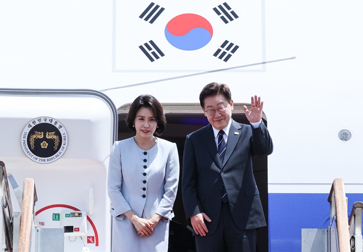 미국&middot;남미 순방 일정에 나선 이재명 대통령과 김혜경 여사가 24일 성남 서울공항을 통해 출국하며 인사를 하고 있다.(ⓒ뉴스1, 무단 전재-재배포 금지)