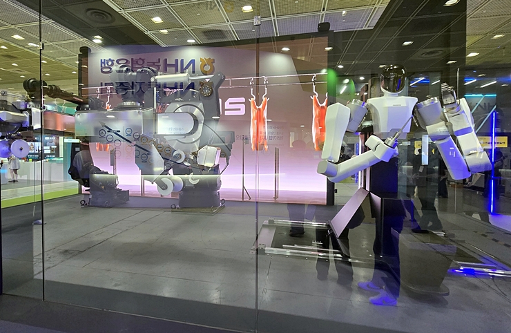 거대한 AI 도축&middot;가공 로봇<본인 촬영>.