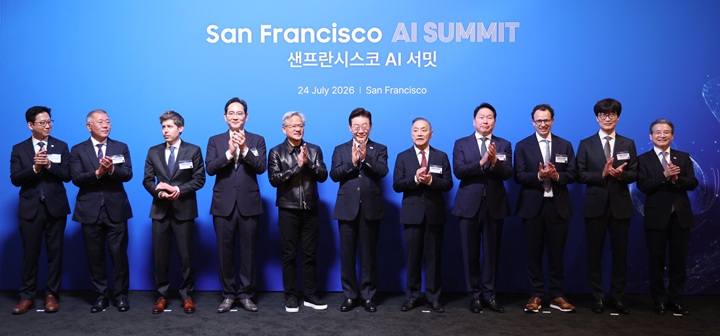 이재명 대통령이 24일(현지시간) 미국 샌프란시스코 미드웨이에서 열린 AI 서밋에서 한·미 기업인들과 함께 기념촬영을 하고 있다. 2026.7.25 (ⓒ뉴스1, 무단 전재-재배포 금지)