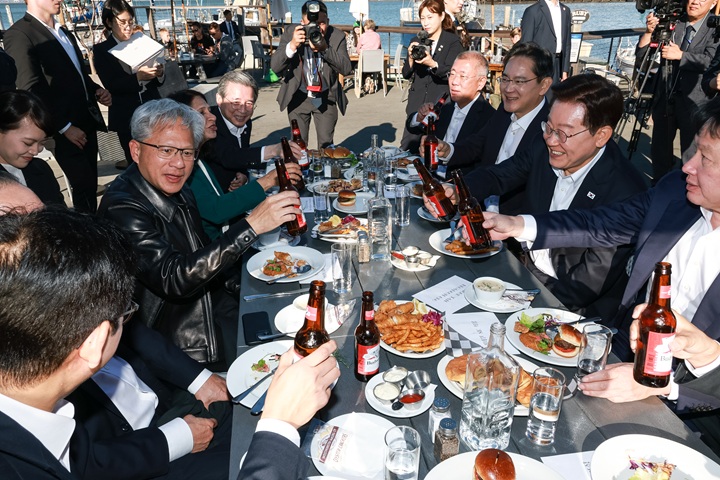 이재명 대통령이 24일(현지시간) 미국 샌프란시스코 더 램프 레스토랑에서 열린 글로벌 AI리더 만찬에서 참석자들과 건배를 하고 있다. 이날 만찬에는 젠슨 황 엔비디아 CEO, 다리오 아모데이 앤트로픽 CEO, 혹 탄 브로드컴 사장 겸 CEO, 샘 올트먼 오픈AI CEO, 이재용 삼성전자 회장, 이해진 네이버 이사회 의장, 최태원 SK그룹 회장, 정의선 현대차그룹 회장 등이 참석했다. 2026.7.25(ⓒ뉴스1, 무단 전재-재배포 금지)