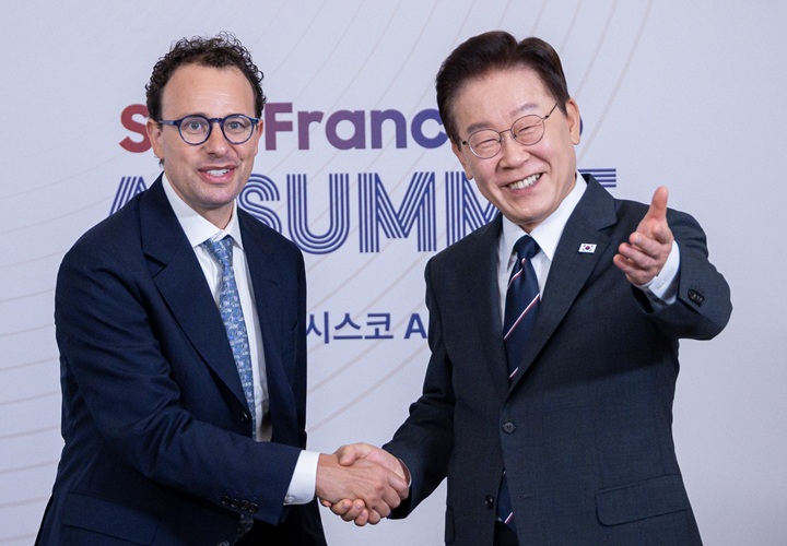이재명 대통령이 24일(현지시간) 미국 샌프란시스코 한 호텔에서 다리오 아모데이 앤트로픽 최고경영자와 면담에 앞서 기념촬영을 하고 있다. 2026.7.25(ⓒ뉴스1, 무단 전재-재배포 금지)