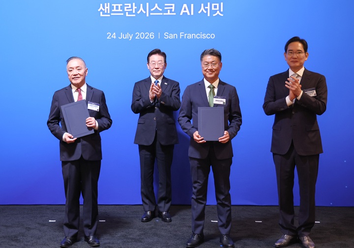 한진만 삼성전자 파운드리 사장과 혹 탄 브로드컴 최고경영자가 24일(현지시간) 이재명 대통령이 임석한 가운데 미국 샌프란시스코 더 미드웨이에서 열린 AI 서밋에 앞서 첨단 반도체 기술 분야 전략적 파트너십 업무협약을 체결한 뒤 기념 촬영을 하고 있다. 오른쪽은 이재용 삼성전자 회장. 2026.7.25(ⓒ뉴스1, 무단 전재-재배포 금지)