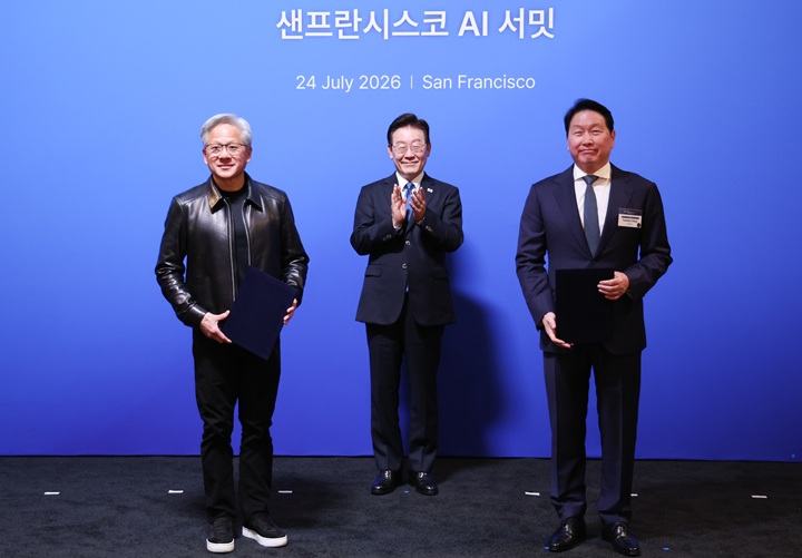 최태원 SK그룹 회장과 젠슨 황 엔비디아 최고경영자가 24일(현지시간) 이재명 대통령이 임석한 가운데 미국 샌프란시스코 더 미드웨이에서 열린 AI 서밋에 앞서 SK하이닉스·SKT와 엔비디아의 전략적 AI 팩토리 및 반도체 협력 MOU를 체결한 뒤 기념촬영을 하고 있다. 2026.7.25(ⓒ뉴스1, 무단 전재-재배포 금지)