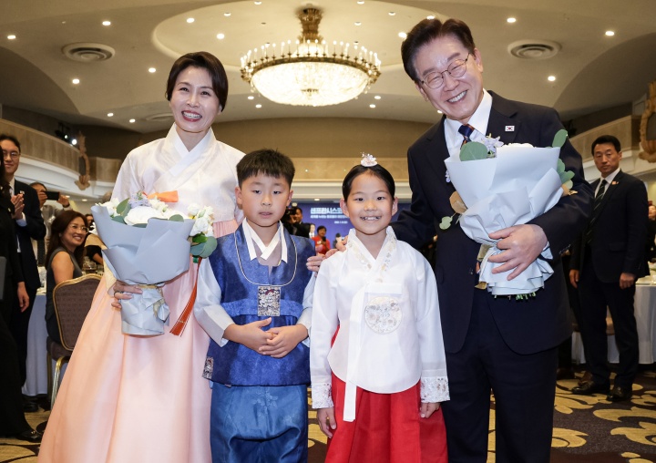 이재명 대통령과 김혜경 여사가 25일(현지시간) 미국 샌프란시스코 한 호텔에서 열린 동포 오찬간담회에서 화동들과 기념촬영을 하고 있다. 2026.7.26 (ⓒ뉴스1, 무단 전재-재배포 금지)