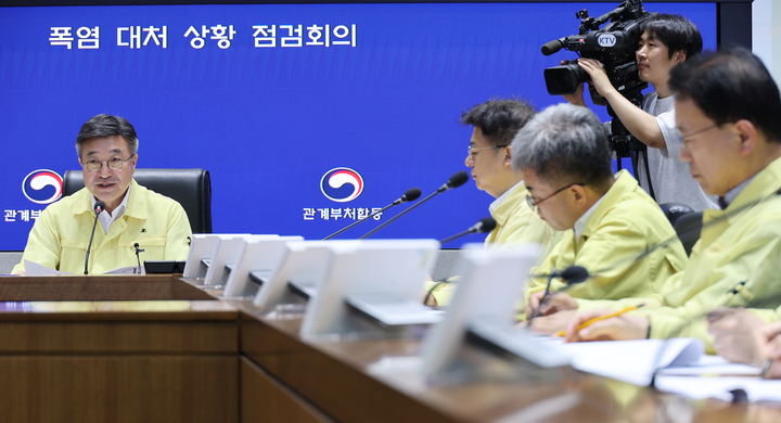 윤호중 행정안전부 장관이 27일 서울 정부서울청사 중앙재난안전상황실 서울상황센터에서 폭염 대처 상황 점검회의를 주재하고 있다. 2026.7.27 (사진=저작권자(c) 연합뉴스, 무단 전재-재배포 금지)