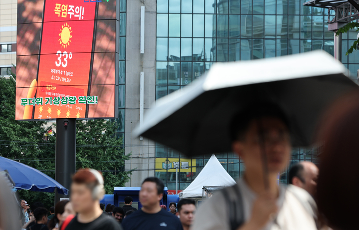 서울 전역에 폭염주의보가 발효된 26일 서울 명동 거리의 한 전광판에 폭염 주의 안내문이 나오고 있다. 2026.7.26 (사진=저작권자(c) 연합뉴스, 무단 전재-재배포 금지)