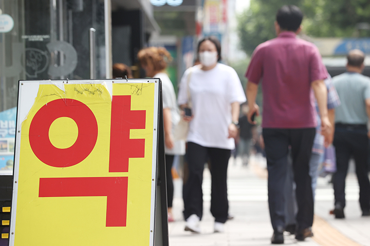 서울의 한 약국 거리를 오가는 시민들.2022.7.18.(사진=저작권자(c) 연합뉴스, 무단 전재-재배포 금지)