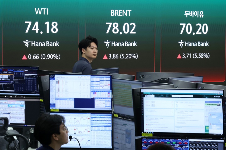 서울 중구 하나은행 딜링룸 전광판에 서부텍사스원유(WTI), 브렌트유, 두바이유 선물 가격이 표시되고 있다. 2026.7.9 (ⓒ뉴스1, 무단 전재-재배포 금지)