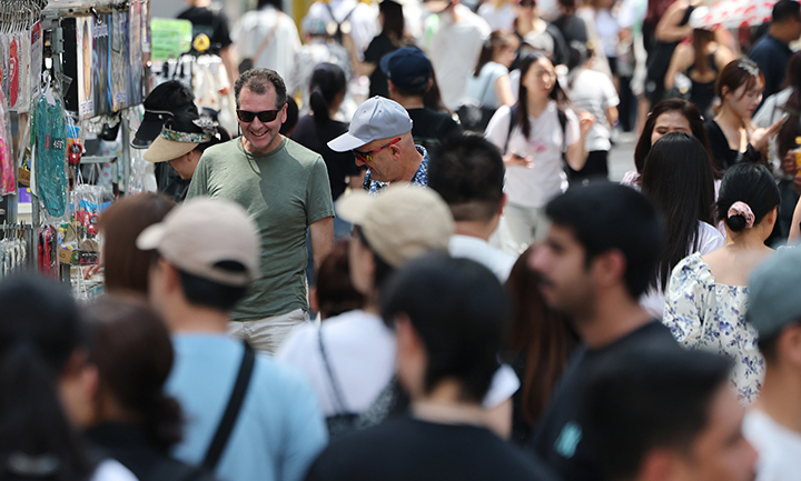 지난 26일 서울 명동 외국인 관광객 모습.(사진=저작권자(c) 연합뉴스, 무단 전재-재배포 금지)