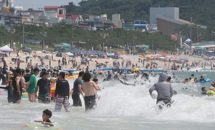 25일 충남 보령 대천해수욕장에서 관광객들이 주말을 맞아 즐거운 시간을 보내고 있다. 대천해수욕장 일원에서 진행되는 제29회 보령머드축제는 오는 8월 9일까지 다양한 머드체험과 공연, 야간 프로그램 등이 이어질 예정이다. 사진은 기사 내용과 직접적 관련 없음. 2026.7.25 (ⓒ뉴스1, 무단 전재-재배포 금지)