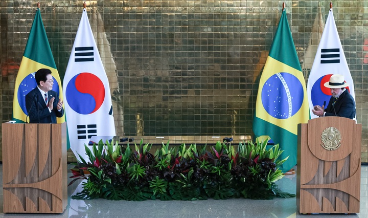 이재명 대통령과 루이스 이나시우 룰라 다 시우바 브라질 대통령이 27일(현지시간) 브라질 대통령관저에서 공동언론발표를 하고 있다. 2026.7.28(ⓒ뉴스1, 무단 전재-재배포 금지)