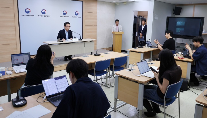 신영규 방송미디어통신위원회 방송통신이용자정책국장이 8일 경기도 정부과천청사 방송미디어통신위원회에서 '불법·허위조작정보 유통 방지를 위한 정보통신망법 가이드라인' 브리핑을 하고 있다. 2026.7.8 (ⓒ뉴스1, 무단 전재-재배포 금지)