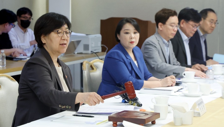 정은경 보건복지부 장관이 28일 오후 서울 종로구 세종대로 정부서울청사에서 열린 제 80차 중앙생활보장위원회에서 의사봉을 두드리고 있다. 2026.7.28 (ⓒ뉴스1, 무단 전재-재배포 금지)