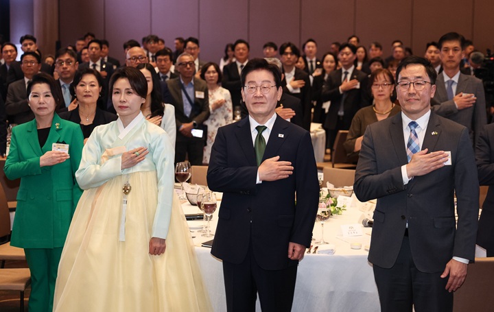 이재명 대통령과 김혜경 여사가 28일(현지시간) 브라질 상파울루 한 호텔에서 열린 동포 오찬간담회에서 국민의례를 하고 있다. 2026.7.29(ⓒ뉴스1, 무단 전재-재배포 금지)
