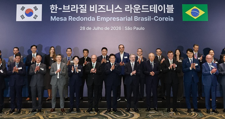 이재명 대통령이 28일(현지시간) 브라질 상파울루 한 호텔에서 열린 비즈니스 라운드테이블에서 참석 기업인들과 기념촬영을 하고 있다. 2026.7.29(ⓒ뉴스1, 무단 전재-재배포 금지)
