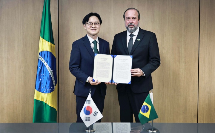 김정관 산업통상부 장관과 알렉산드르 실베이라 브라질 광업에너지부 장관이 27일(현지시간) 브라질 광업에너지부 접견실에서 한-브라질 핵심 및 전략광물 공동선언문을 들고 기념촬영을 하고 있다. 2026.7.29 (ⓒ뉴스1, 산업통상부 제공, 무단 전재-재배포 금지)