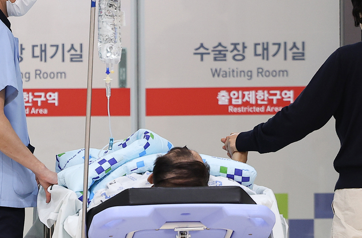 10일 대구 한 대학병원에서 환자가 수술실로 향하고 있다. 2024.5.10 (사진=저작권자(c) 연합뉴스, 무단 전재-재배포 금지)