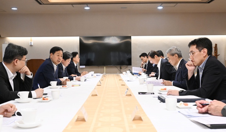 구윤철 부총리 겸 재정경제부 장관이 29일 서울 종로구 정부서울청사에서 열린 긴급 시장상황점검회의를 주재하고 있다. 2026.7.29 (ⓒ뉴스1, 재정경제부 제공, 무단 전재-재배포 금지)