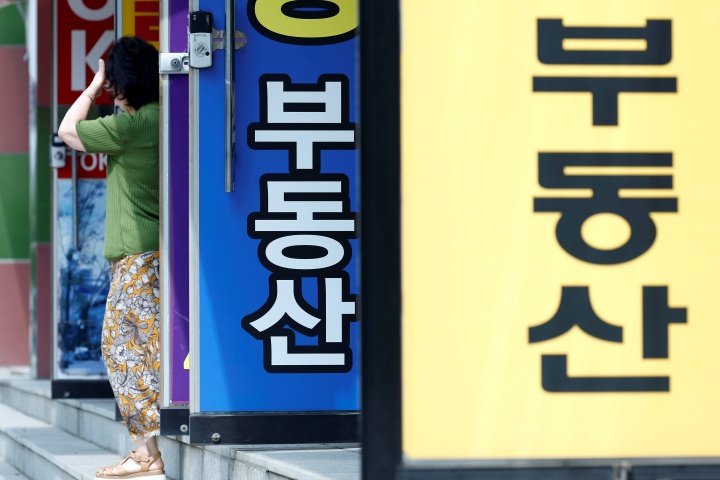 서울시 송파구의 대단지 아파트 상가 부동산에서 상담을 마친 시민이 밖으로 나오고 있다. 2026.7.28. (ⓒ뉴스1, 무단 전재-재배포 금지)
