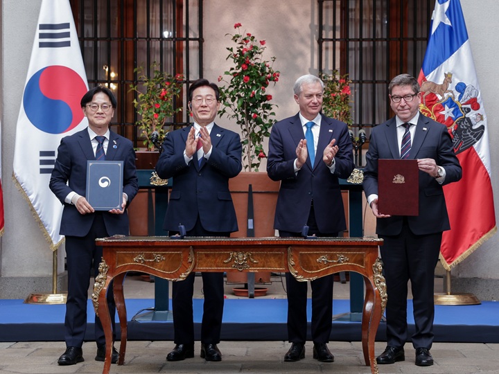 김정관 산업부 장관과 다니엘 마스 발데스 칠레 광업부 장관이 30일(현지시간) 이재명 대통령과 호세 안토니오 카스트 대통령이 임석한 가운데 산티아고 대통령궁에서 광물자원 파트너십 양해각서(MOU)를 체결한 뒤 기념 촬영을 하고 있다.(사진=저작권자(c) 연합뉴스, 무단 전재-재배포 금지)