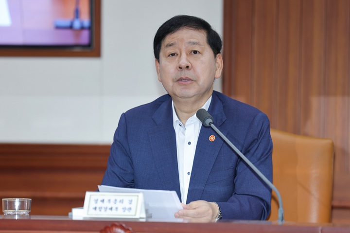 구윤철 부총리 겸 재정경제부 장관이 31일 서울 종로구 정부서울청사에서 열린 비상경제본부회의 겸 경제관계장관회의 겸 민생물가 특별관리 관계장관 TF 회의에서 모두발언을 하고 있다.(사진=저작권자(c) 연합뉴스, 무단 전재-재배포 금지)