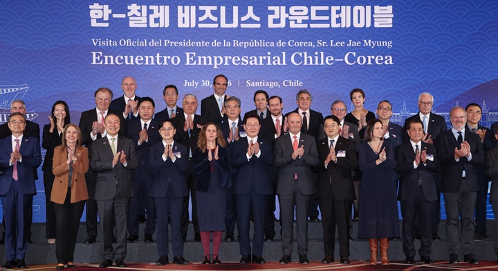 이재명 대통령이 30일(현지시간) 칠레 산티아고 한 호텔에서 열린 비즈니스 라운드테이블에서 참석 기업인들과 기념촬영을 하고 있다. 2026.7.31 (ⓒ뉴스1, 무단 전재-재배포 금지)