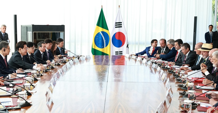 이재명 대통령과 루이스 이나시우 룰라 다 시우바 브라질 대통령이 27일(현지시간) 브라질 대통령관저에서 확대 회담을 하고 있다. 2026.7.28(ⓒ뉴스1, 무단 전재-재배포 금지)