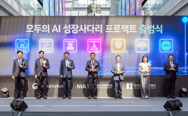 과기정통부는 3일 국립광주과학관에서 전 국민 AI 활용 역량 및 AI 생태계 조성을 위한 '모두의 AI 성장 사다리 프로젝트' 출범식을 열었다. 배경훈 부총리 겸 과기정통부 장관(가운데), 정준호·조인철·임문영 국회의원 등 참가자들이 선포식을 진행하고 있다.(사진=과기정통부 제공)