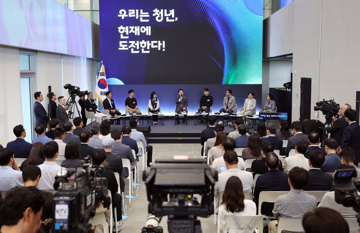이재명 대통령이 17일 경기도 성남시 스타트업 스퀘어에서 열린 청년 스타트업 상상콘서트에서 참석자들과 토론하고 있다. 2025.9.17 (사진=대통령실통신사진기자단)