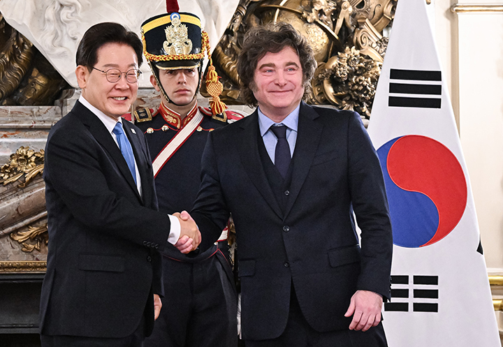 이재명 대통령과 하비에르 밀레이 아르헨티나 대통령이 이재명 대통령이 지난달 31일(현지시간) 부에노스아이레스 대통령궁에서 악수를 하고 있다.(ⓒ뉴스1, 무단 전재-재배포 금지)