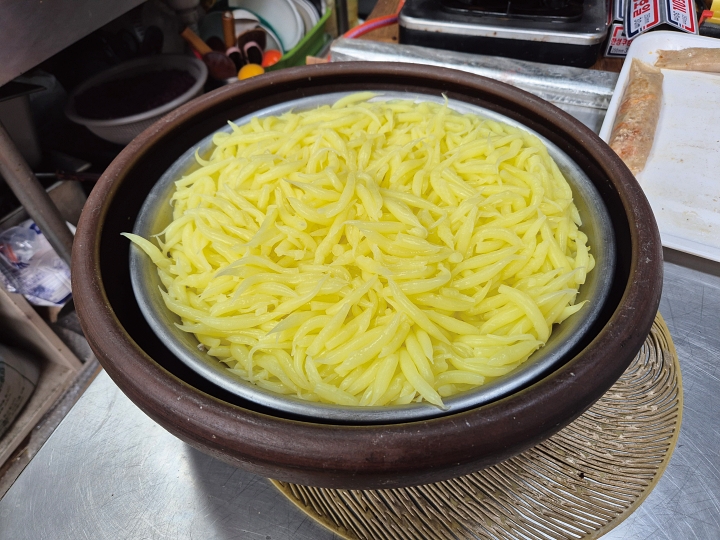 짧고 노란 면을 육수에 말아먹는 올챙이국수는 강원도의 별미 중 하나다.