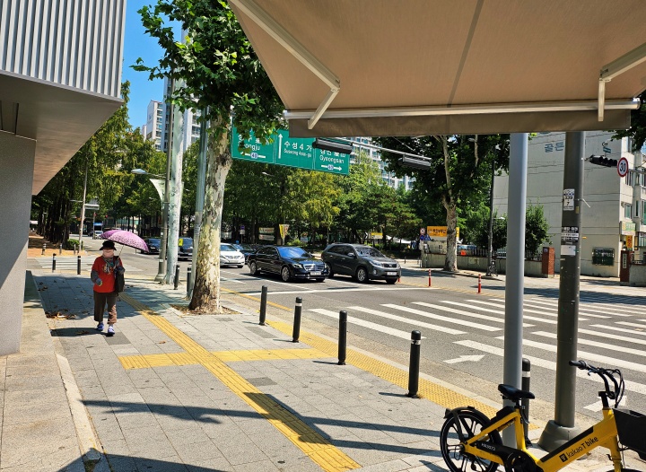 폭염이 계속되는 2일 오전 대구 수성구의 한 교차로 부근 보행로가 더위 탓에 오가는 인파가 별로 없어 한산한 모습을 보이고 있다. 2026.8.2. (ⓒ뉴스1, 무단 전재-재배포 금지)