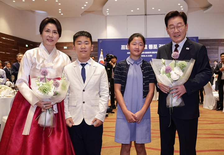 이재명 대통령과 김혜경 여사가 2일(현지시간) 독일 프랑크푸르트 한 호텔에서 열린 동포 간담회에서 화동들에게 꽃다발을 전달 받은 후 기념촬영을 하고 있다. 2026.8.2 (ⓒ뉴스1, 무단 전재-재배포 금지)