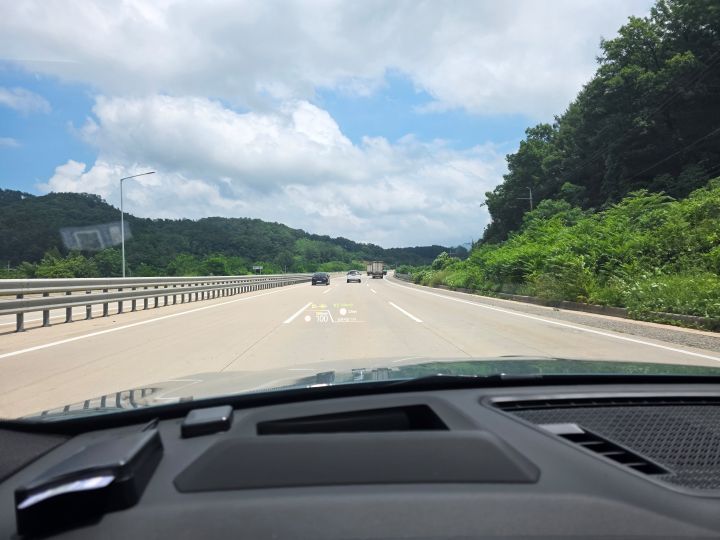 ACC를 작동시키고 고속도로를 주행중이다. 지정된 속도를 유지하며 주행할 수 있도록 돕고, 앞서 주행중인 차량의 속도를 인식해 페달 조작 없이 속도 조절을 가능하게 해준다(위 사진은 동승자의 휴대폰으로 동승자가 촬영한 사진입니다. 운전 중 휴대전화 사용은 매우 위험하며, 철저하게 금지되어 있습니다.)