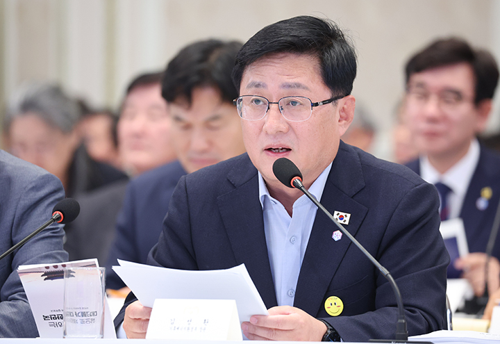 김성환 기후에너지환경부 장관이 4일 청와대 영빈관에서 열린 산업통상부, 기후에너지환경부, 지식재산처, 원자력안전위원회, 기상청 2차 업무보고에서 업무보고를 하고 있다.(ⓒ뉴스1, 무단 전재-재배포 금지)