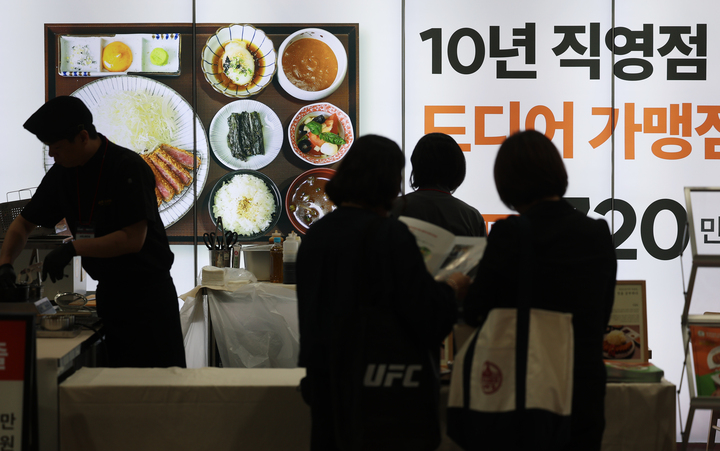7일 서울 강서구 마곡 코엑스 전시장에서 막을 올린 '제83회 프랜차이즈 창업박람회'에서 예비 창업자들이 부스를 둘러보고 있다. 2026.5.7 (ⓒ뉴스1, 무단 전재-재배포 금지)