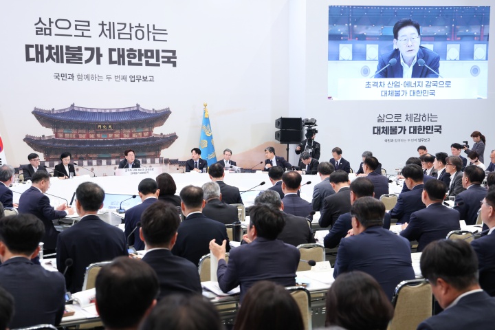 이재명 대통령이 4일 청와대 영빈관에서 열린 산업통상부, 기후에너지환경부, 지식재산처, 원자력안전위원회, 기상청 2차 업무보고에서 발언을 하고 있다. 2026.8.4 (ⓒ뉴스1, 무단 전재-재배포 금지)