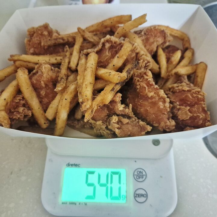 전자저울 위에 배달치킨 중량 측정(본인 촬영)