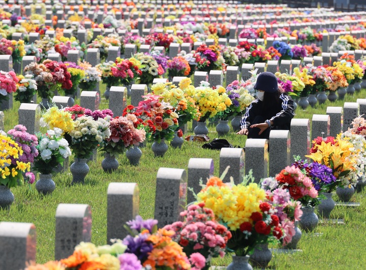 25일 제2회 '순직의무군경의 날' 행사가 거행된 국립대전현충원에서 한 유가족이 장병묘역을 찾아 그리움을 달래고 있다. 2025.4.25 (사진=저작권자(c) 연합뉴스, 무단 전재-재배포 금지)