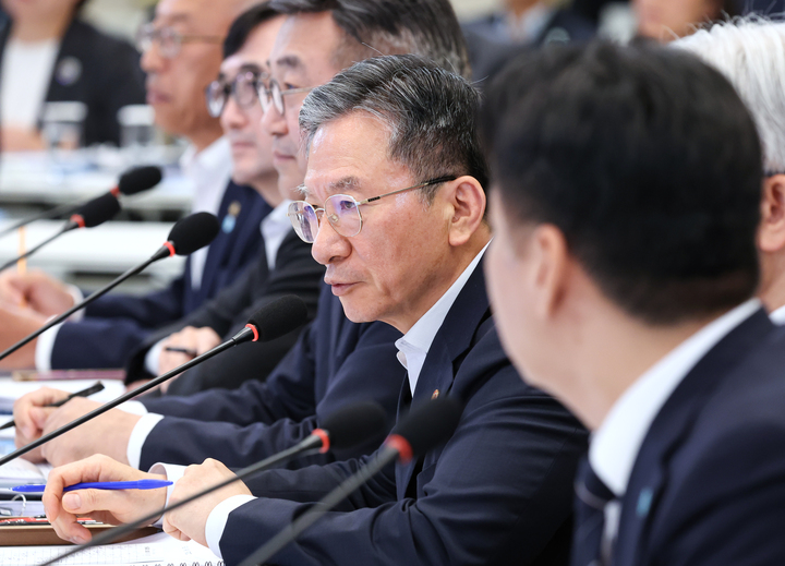 정성호 법무부 장관이 5일 청와대 영빈관에서 열린 행안부·법무부·검찰청 등에 대한 부처 업무보고에서 이재명 대통령 질문에 답변하고 있다. 2026.8.5 (사진=청와대통신사진기자단) (사진=저작권자(c) 연합뉴스, 무단 전재-재배포 금지)