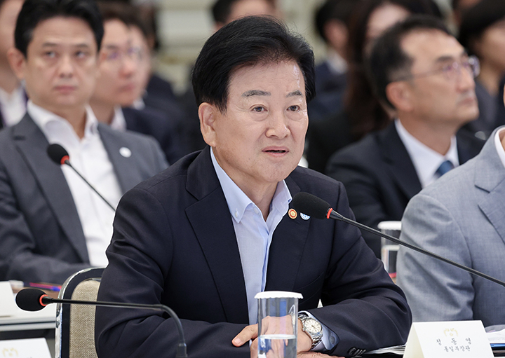 경기도 파주시 오두산 통일전망대에서 방문객들이 북한 황해북도 개풍군 일대를 망원경으로 살펴보고 있다. 2025.6.19.(사진=저작권자(c) 연합뉴스, 무단 전재-재배포 금지)