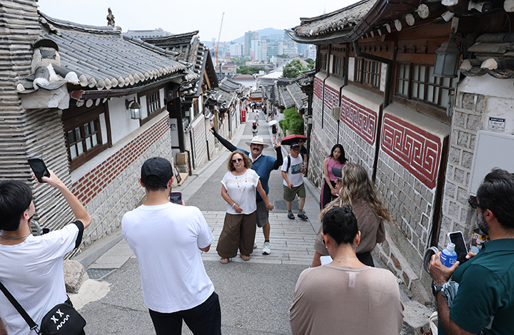 지난달 28일 서울 종로구 북촌 한옥마을이 외국인 관광객들로 북적이고 있다.(사진=저작권자(c) 연합뉴스, 무단 전재-재배포 금지)