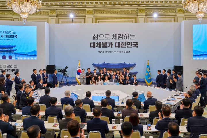이재명 대통령이 5일 청와대 영빈관에서 열린 행정안전부, 법무부, 국무조정실, 법제처, 인사혁신처 2차 업무보고를 마친 뒤 국민참여단과 기념촬영을 하고 있다.2026.8.5. (ⓒ뉴스1, 무단 전재-재배포 금지)