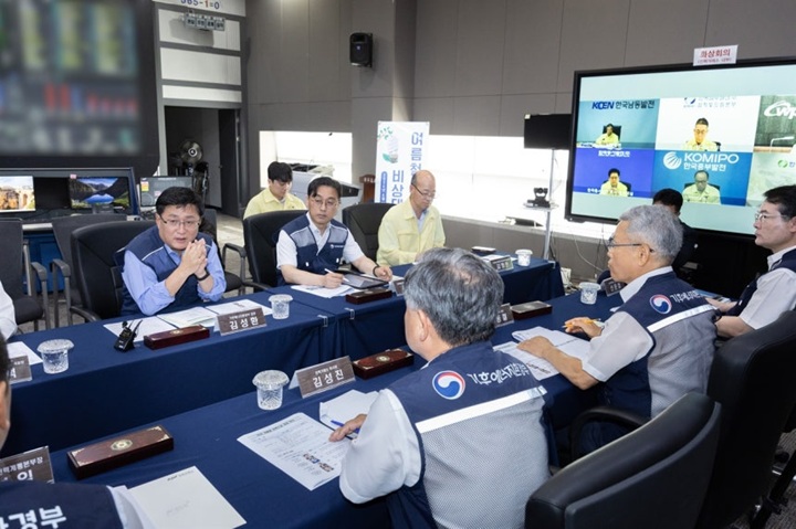 김성환 기후에너지환경부 장관이 7일 전남광주통합특별시 나주시 소재 한국전력거래소를 방문하여 여름철 폭염 대응 전력수급 운영 현황을 점검하고 있다.(사진=기후부 제공)